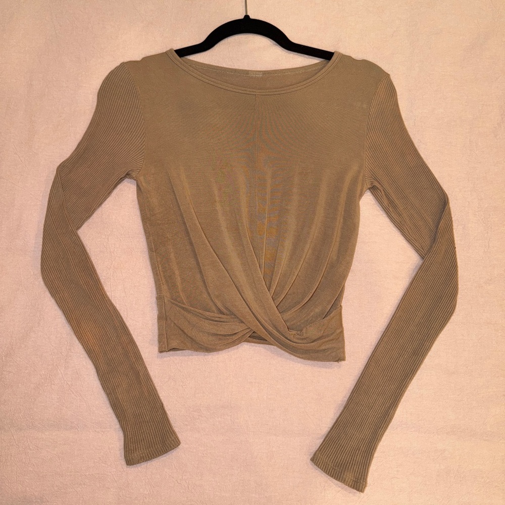 ALO Yoga Camel Twist-Front Long Sleeve Crop Top - Picture 2 of 4
